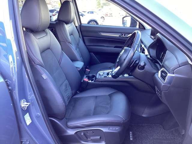 正しい姿勢で運転できるように体幹の腰部をしっかりささえるようデザインされているシートです。素材、シート形状を研究することでフィット感を高めつつ、優れた快適性を実現しています。