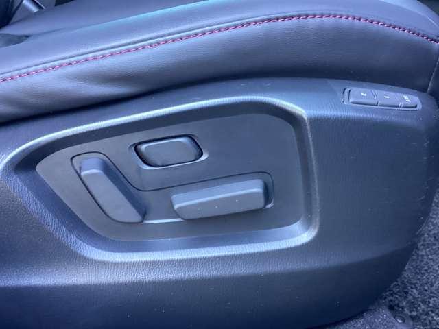 運転席シートは前後スライド・上下リフター・リクライニング・ランバーサポートを細かく調整し、人馬一体感を具現化する事ができる電動シートを装備。またお二人までシートメモリーすることができます。