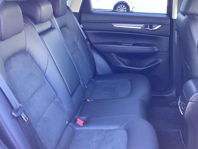 前席が最適な運転ポジションを取るために足元が広くとっており、後部座席の足元もゆったりと座ることができます。長時間でもストレス軽減になるよう、かかとを引くことができるように設計されています！