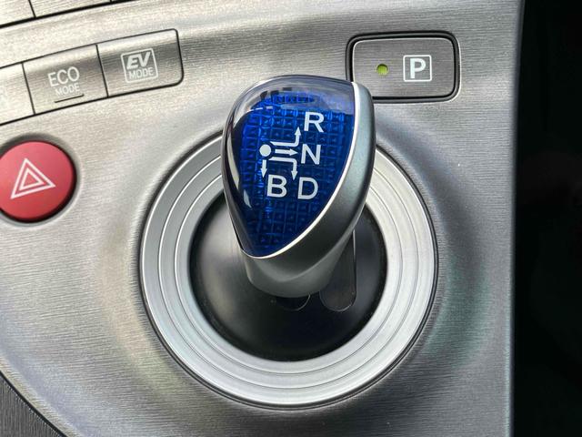 プリウス Ｇ　ＥＴＣ　バックカメラ　ナビ　オートクルーズコントロール　アルミホイール　オートライト　ＨＩＤ　パワーシート　スマートキー　電動格納ミラー　ＣＶＴ　盗難防止システム　衝突安全ボディ　記録簿　ＡＢＳ（10枚目）