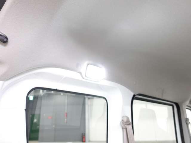 ミニキャブバン E ★コーナーセンサー★5速MT★届出済未使用車★LEDルームランプ&荷室ランプ★オーバーヘッドコンソール★スペアタイヤ★オートライト(12枚目)