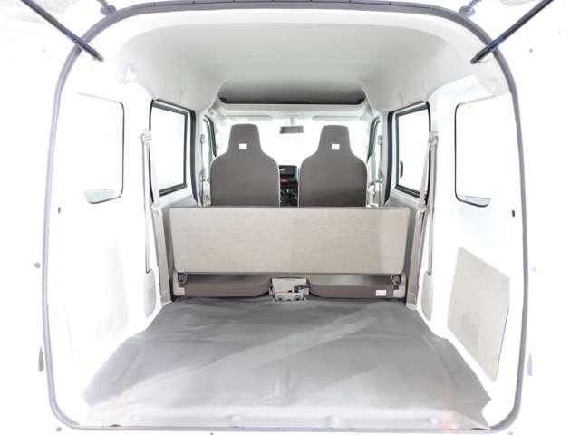 ミニキャブバン E ★コーナーセンサー★5速MT★届出済未使用車★LEDルームランプ&荷室ランプ★オーバーヘッドコンソール★スペアタイヤ★オートライト(33枚目)