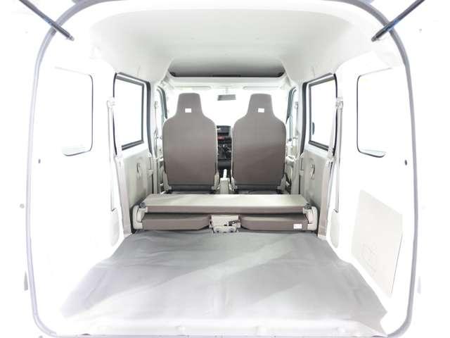 ミニキャブバン E ★コーナーセンサー★5速MT★届出済未使用車★LEDルームランプ&荷室ランプ★オーバーヘッドコンソール★スペアタイヤ★オートライト(34枚目)