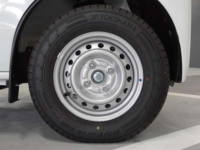 ミニキャブバン E ★コーナーセンサー★5速MT★届出済未使用車★LEDルームランプ&荷室ランプ★オーバーヘッドコンソール★スペアタイヤ★オートライト(54枚目)