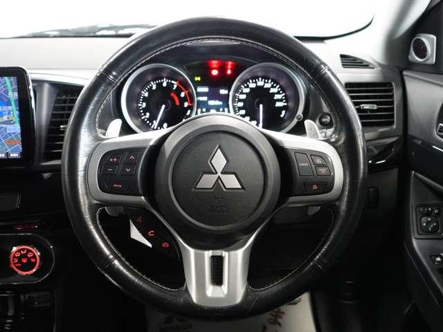 操作性の良い本革巻きハンドル！