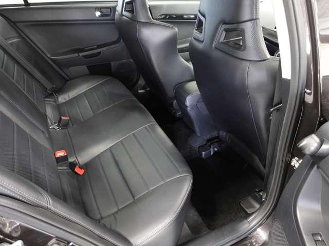 後部座席もゆったり乗れます