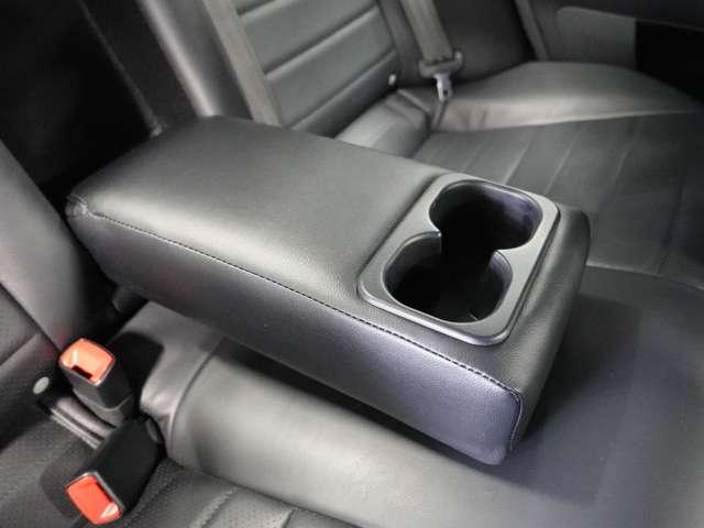 ひじ掛け＆ドリンクホルダー付き