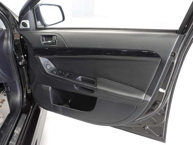 ドア内側にもドリンクホルダーや小物入れがついています