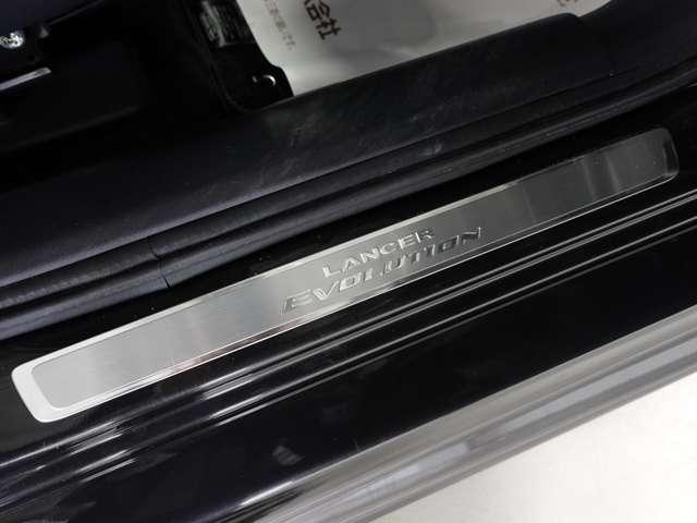 スカッフプレート付き