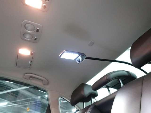 ディグニティ ＶＩＰ　電動サンルーフ　本革シート　ＢＯＳＥサウンドシステム　後席読書灯　リヤドアサンシェード　リヤバニティミラー　銀粉木目調オーナメントパネル（13枚目）
