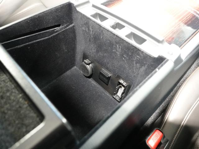 ディグニティ ＶＩＰ　電動サンルーフ　本革シート　ＢＯＳＥサウンドシステム　後席読書灯　リヤドアサンシェード　リヤバニティミラー　銀粉木目調オーナメントパネル（62枚目）