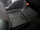 助手席シートの下にはシューズボックス付き