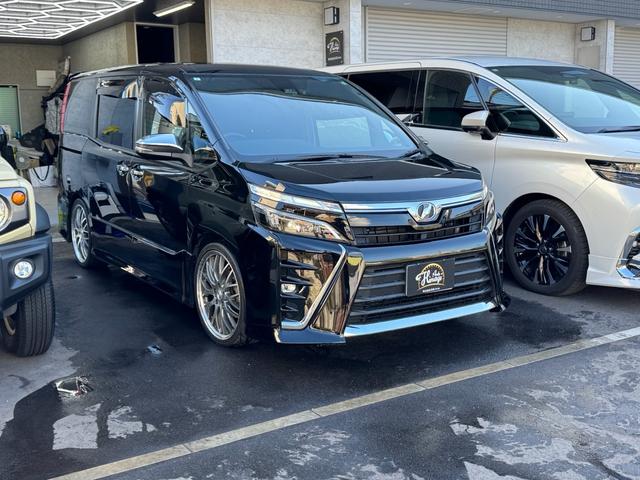 ヴォクシー ＺＳ　煌　１０型ナビ　ローダウン　１９インチアルミ　フリップダウンモニター　両側パワースライドドア　プリクラッシュセーフティー　セーフティーセンス（2枚目）
