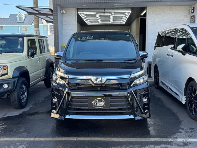 ヴォクシー ＺＳ　煌　１０型ナビ　ローダウン　１９インチアルミ　フリップダウンモニター　両側パワースライドドア　プリクラッシュセーフティー　セーフティーセンス（3枚目）