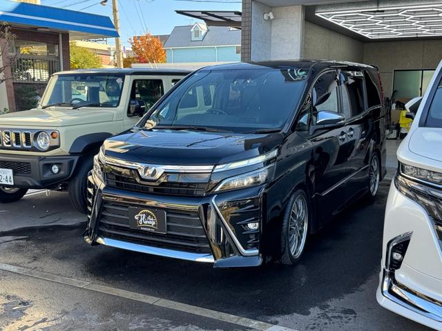 ヴォクシー ＺＳ　煌　１０型ナビ　ローダウン　１９インチアルミ　フリップダウンモニター　両側パワースライドドア　プリクラッシュセーフティー　セーフティーセンス（4枚目）