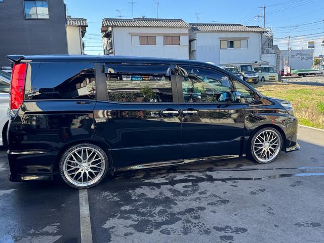 ヴォクシー ＺＳ　煌　１０型ナビ　ローダウン　１９インチアルミ　フリップダウンモニター　両側パワースライドドア　プリクラッシュセーフティー　セーフティーセンス（8枚目）