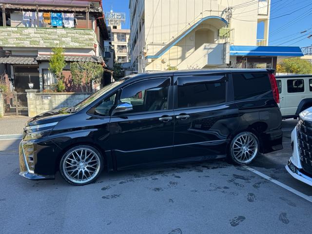 ヴォクシー ＺＳ　煌　１０型ナビ　ローダウン　１９インチアルミ　フリップダウンモニター　両側パワースライドドア　プリクラッシュセーフティー　セーフティーセンス（10枚目）