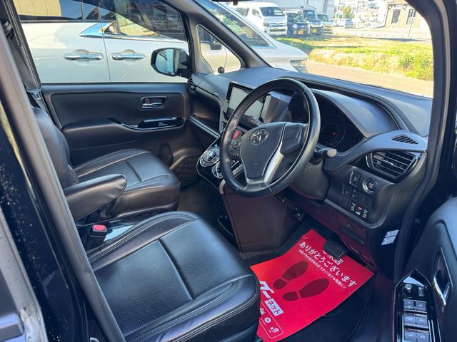ヴォクシー ＺＳ　煌　１０型ナビ　ローダウン　１９インチアルミ　フリップダウンモニター　両側パワースライドドア　プリクラッシュセーフティー　セーフティーセンス（11枚目）