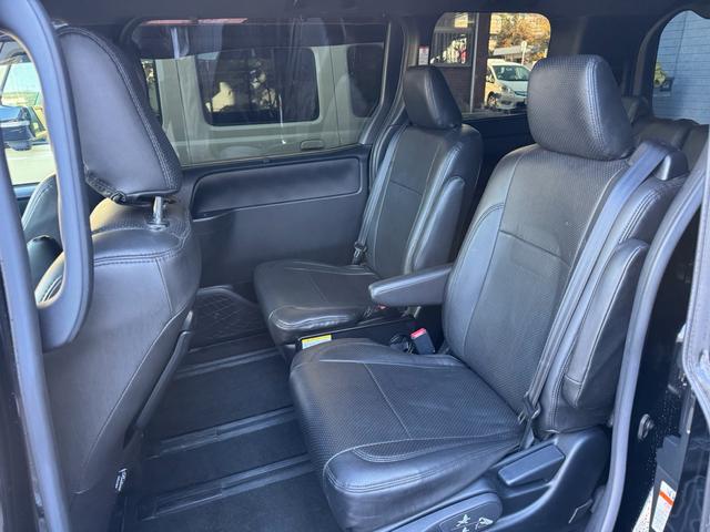 ヴォクシー ＺＳ　煌　１０型ナビ　ローダウン　１９インチアルミ　フリップダウンモニター　両側パワースライドドア　プリクラッシュセーフティー　セーフティーセンス（13枚目）