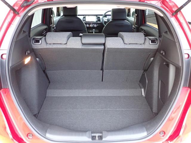 フィット ｅ：ＨＥＶホーム２０周年特別仕様車カーサ　純正インターナビ　フルセグ　Ｒカメラ　ＥＴＣ２．０　前後ドラレコ　サイドカーテンエアバック　ホンダセンシング　シートヒーター　アームレスト　オートリトラミラー　純正アルミホイール（20枚目）