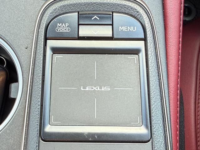 ＲＣ ＲＣ３００ｈ　Ｆスポーツ　赤革シート　ＢＳＭ　３眼ＬＥＤ　シートヒーター　ベンチレーション　ハンドルヒーター　ＥＴＣ　フルセグ　Ｂｌｕｅｔｏｏｔｈ　ナビ付　バックカメラ　ＴＲＤマフラー　純正エアロ　１９インチＡＷ　ＵＳＢ再生（17枚目）