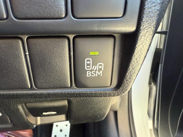 ＲＣ ＲＣ３００ｈ　Ｆスポーツ　赤革シート　ＢＳＭ　３眼ＬＥＤ　シートヒーター　ベンチレーション　ハンドルヒーター　ＥＴＣ　フルセグ　Ｂｌｕｅｔｏｏｔｈ　ナビ付　バックカメラ　ＴＲＤマフラー　純正エアロ　１９インチＡＷ　ＵＳＢ再生（20枚目）