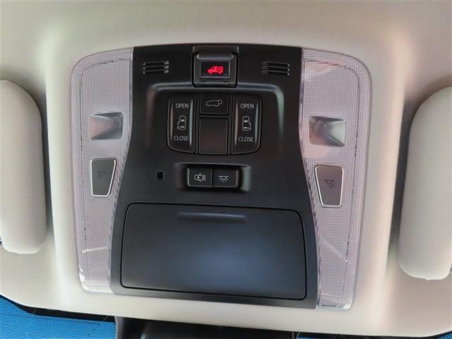 オーバーヘッドに配置された両側パワースライドドア＆パワーバックドアスイッチ