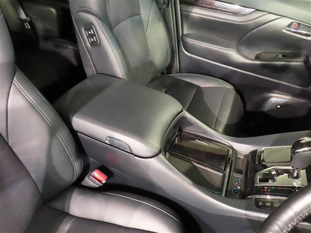 小物収納に便利なセンターコンソールボックス　カップホルダー付き