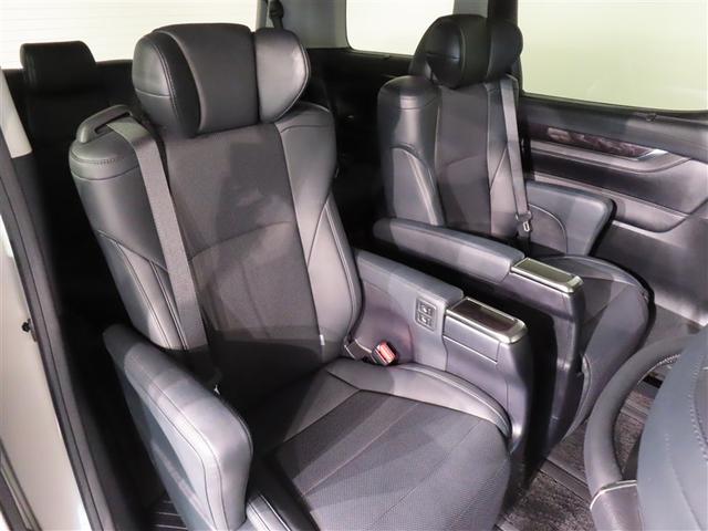 【７人乗り専用】エグゼクティブパワーシート〈機能〉ロングスライド　パワーリクライニング〈装備〉パワーオットマン　角度調整式大型ヘッドレスト　大型アームレスト（カップホルダー各席１個＋ポケット付）