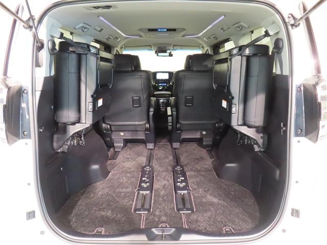 ５：５分割スペースアップサードシートを跳ね上げれば、広いラゲージスペースが生まれます