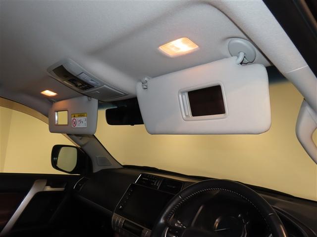 運転席・助手席バニティミラー＆照明付サンバイザー