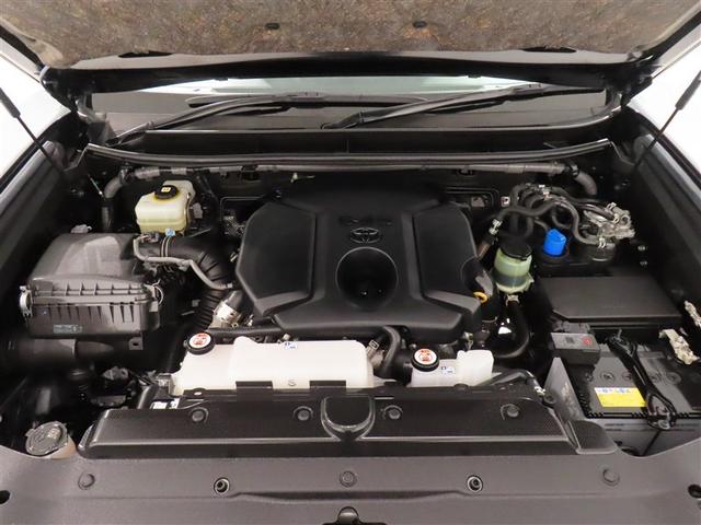 普段はあまり見ないエンジンルーム内も綺麗に仕上げています。見えないところも清潔に保ちたいですよね。