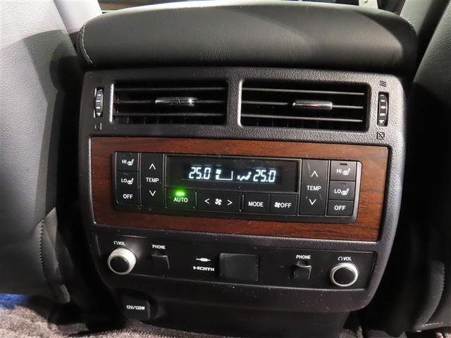 小物収納に便利なセンターコンソールボックス