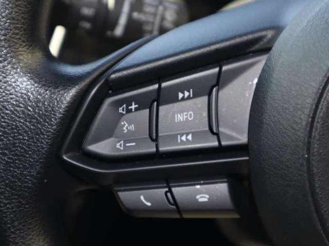 �X�e�A�����O�����ɂ̓I�[�f�B�I�R���g���[���X�C�b�`�𓋍ځB���s���ł��ȒP�ɉ��ʂ̏グ�����A�Ȃ̑���߂��A���[�h�̐؂�ւ����\�ł��B�N�C�b�N�ɐ؂�ւ��Ă��D�݂̉��y�Ŋy�����h���C�u���I