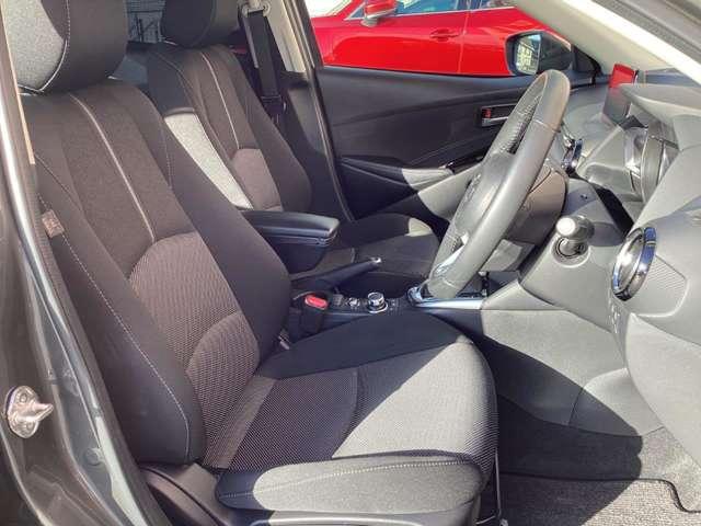 �������p���ŉ^�]�ł���悤�ɑ̊��̍������������肳������悤�f�U�C������Ă���V�[�g�ł��B�f�ށA�V�[�g�`����������邱�ƂŃt�B�b�g�������߂A�D�ꂽ���K�����������Ă��܂��B