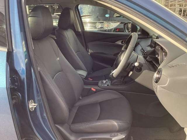 �������p���ŉ^�]�ł���悤�ɑ̊��̍������������肳������悤�f�U�C������Ă���V�[�g�ł��B�f�ށA�V�[�g�`����������邱�ƂŃt�B�b�g�������߂A�D�ꂽ���K�����������Ă��܂��B