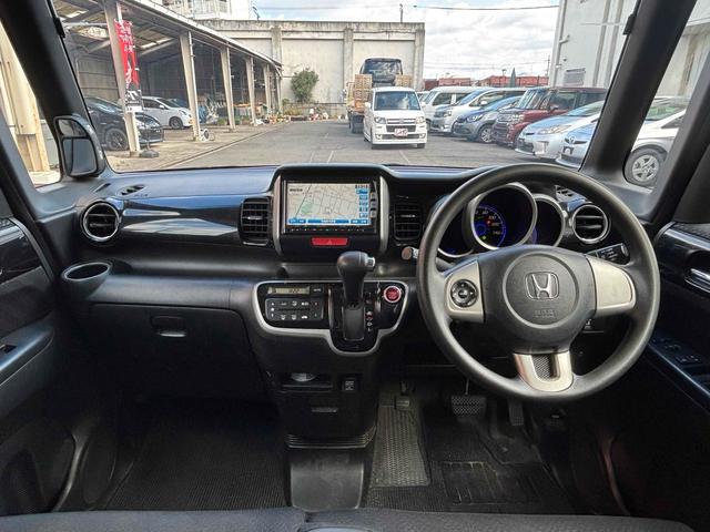 N-BOXカスタム ETC バックカメラ 両側スライド・片側電動 ナビ TV オートライト スマートキー アイドリングストップ 電動格納ミラー ベンチシート CVT ABS ESC CD DVD再生 USB(2枚目)