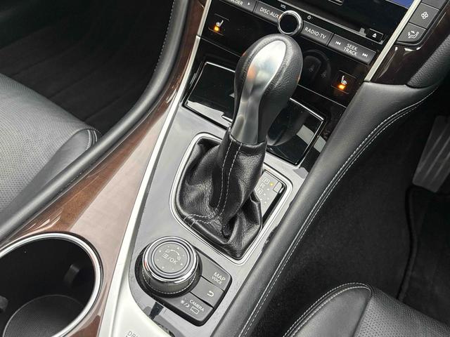 スカイライン ２００ＧＴ－ｔタイプＰ　ＥＴＣ　クリアランスソナー　オートクルーズコントロール　バックカメラ　ナビ　ＴＶ　アルミホイール　オートライト　ＬＥＤヘッドランプ　サンルーフ　ＡＴ　シートヒーター　スマートキー　アイドリングストップ（7枚目）