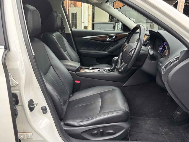 スカイライン ２００ＧＴ－ｔタイプＰ　ＥＴＣ　クリアランスソナー　オートクルーズコントロール　バックカメラ　ナビ　ＴＶ　アルミホイール　オートライト　ＬＥＤヘッドランプ　サンルーフ　ＡＴ　シートヒーター　スマートキー　アイドリングストップ（54枚目）