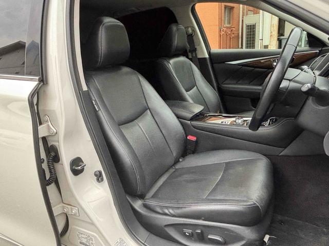 スカイライン ２００ＧＴ－ｔタイプＰ　ＥＴＣ　クリアランスソナー　オートクルーズコントロール　バックカメラ　ナビ　ＴＶ　アルミホイール　オートライト　ＬＥＤヘッドランプ　サンルーフ　ＡＴ　シートヒーター　スマートキー　アイドリングストップ（55枚目）