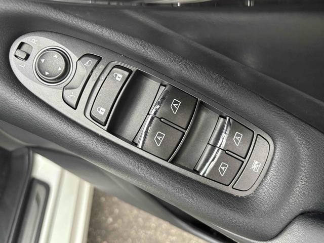 スカイライン ２００ＧＴ－ｔタイプＰ　ＥＴＣ　クリアランスソナー　オートクルーズコントロール　バックカメラ　ナビ　ＴＶ　アルミホイール　オートライト　ＬＥＤヘッドランプ　サンルーフ　ＡＴ　シートヒーター　スマートキー　アイドリングストップ（56枚目）