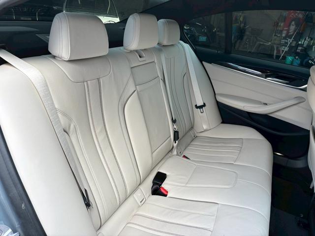 5シリーズ 530e Mスポーツアイパフォーマンス ★禁煙★ベージュ革シート★メーカーナビ★Bカメラ★フルセグTV★シートヒーター★スマートキー★パワートランク★レーンキーピング★衝突軽減★レーダークルーズ★充電ケーブル★ETC(28枚目)