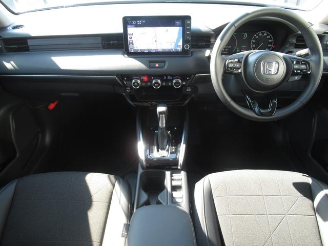 ヴェゼル ｅ：ＨＥＶＺ　弊社元試乗車　純正９インチナビ　純正ドラレコ前後　バックカメラ　ブラインドスポット　電動格納ミラー　ブレーキホールド機能付き電子パ　パーキングセンサー前後　電動リアゲート　ＥＴＣ２．０　禁煙車（3枚目）