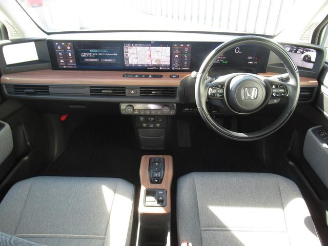 Ｈｏｎｄａ ｅ アドバンス　弊社元試乗車　純正ワイドスクリーンホンダコネクトディスプレー　純正ドラレコ前後　マルチビューカメラ　パーキングセンサー前後　スカイルーフ　ＥＴＣ２．０　パーキングパイロット　サイドカメラミラー（2枚目）