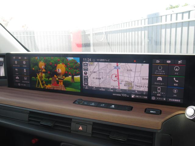 Ｈｏｎｄａ ｅ アドバンス　弊社元試乗車　純正ワイドスクリーンホンダコネクトディスプレー　純正ドラレコ前後　マルチビューカメラ　パーキングセンサー前後　スカイルーフ　ＥＴＣ２．０　パーキングパイロット　サイドカメラミラー（3枚目）