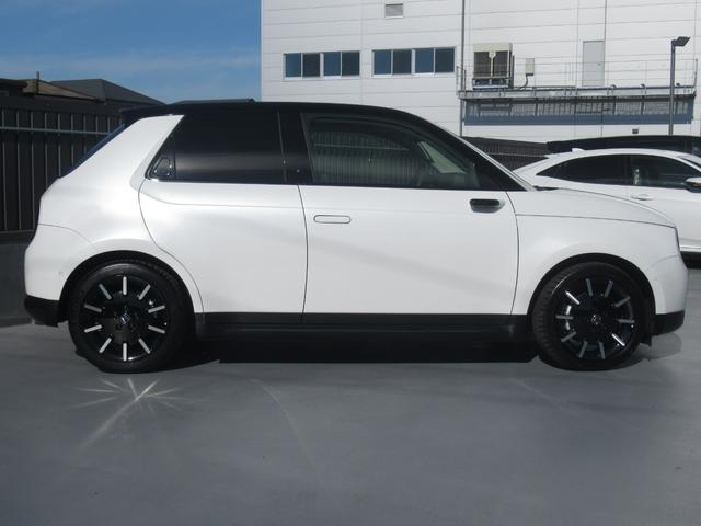 Ｈｏｎｄａ ｅ アドバンス　弊社元試乗車　純正ワイドスクリーンホンダコネクトディスプレー　純正ドラレコ前後　マルチビューカメラ　パーキングセンサー前後　スカイルーフ　ＥＴＣ２．０　パーキングパイロット　サイドカメラミラー（8枚目）