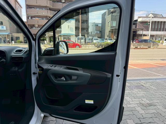 ベルランゴ シャイン　ＸＴＲ　パック　禁煙　専用インテリア　パノラマガラスルーフ　ディスプレイオーディオ　ナビ　フルセグＴＶ　Ｒカメラ　サイドカメラ　ブラインドスポット　衝突軽減　レーンキーピング　クルコン　ＦＲドラレコ　ルーフレール（56枚目）