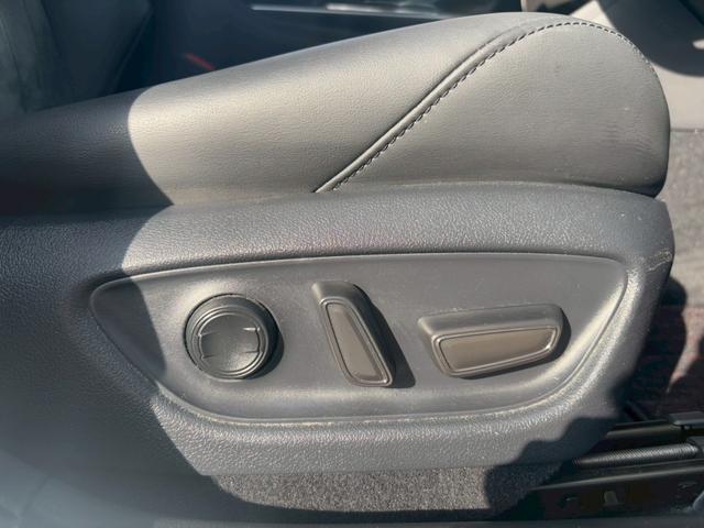 クラウンハイブリッド Ｓ　純正ナビ・フルセグＴＶ・全周囲モニター・Ｒカメラ・ブラインドスポット・衝突軽減・レーダークルーズ・ハンドルヒーター・パワーシート・シートヒーター・コンビシート・ＬＥＤライト・ＥＴＣ（13枚目）