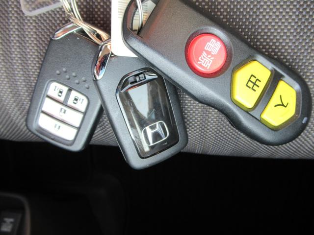 フリード 　ホンダセンシング　２列目リフトＵＰシート　福祉車両　純正ナビ　バックカメラ　ＬＥＤヘッドライト　アダプティブクルーズ　１オーナー　禁煙車　記録簿　前後ドラレコ　追突軽減ブレーキ　レーンキープ　４人乗（4枚目）