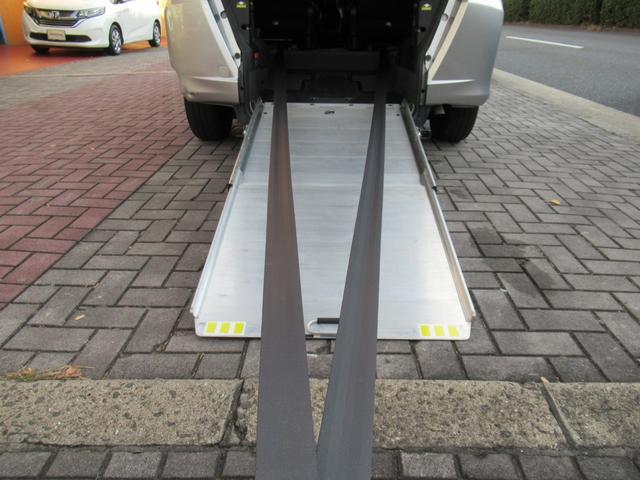 フリード Ｇ　車イス移動車　福祉車両　電動ウィンチリモコン付　禁煙車　アルミスロープ　左側Ｐスライドドア　キーレスキー　イクリプスメモリーナビ　フロントコーナーセンサー　オートＨＩＤヘッドライト　ＥＴＣ　バックＣ（3枚目）